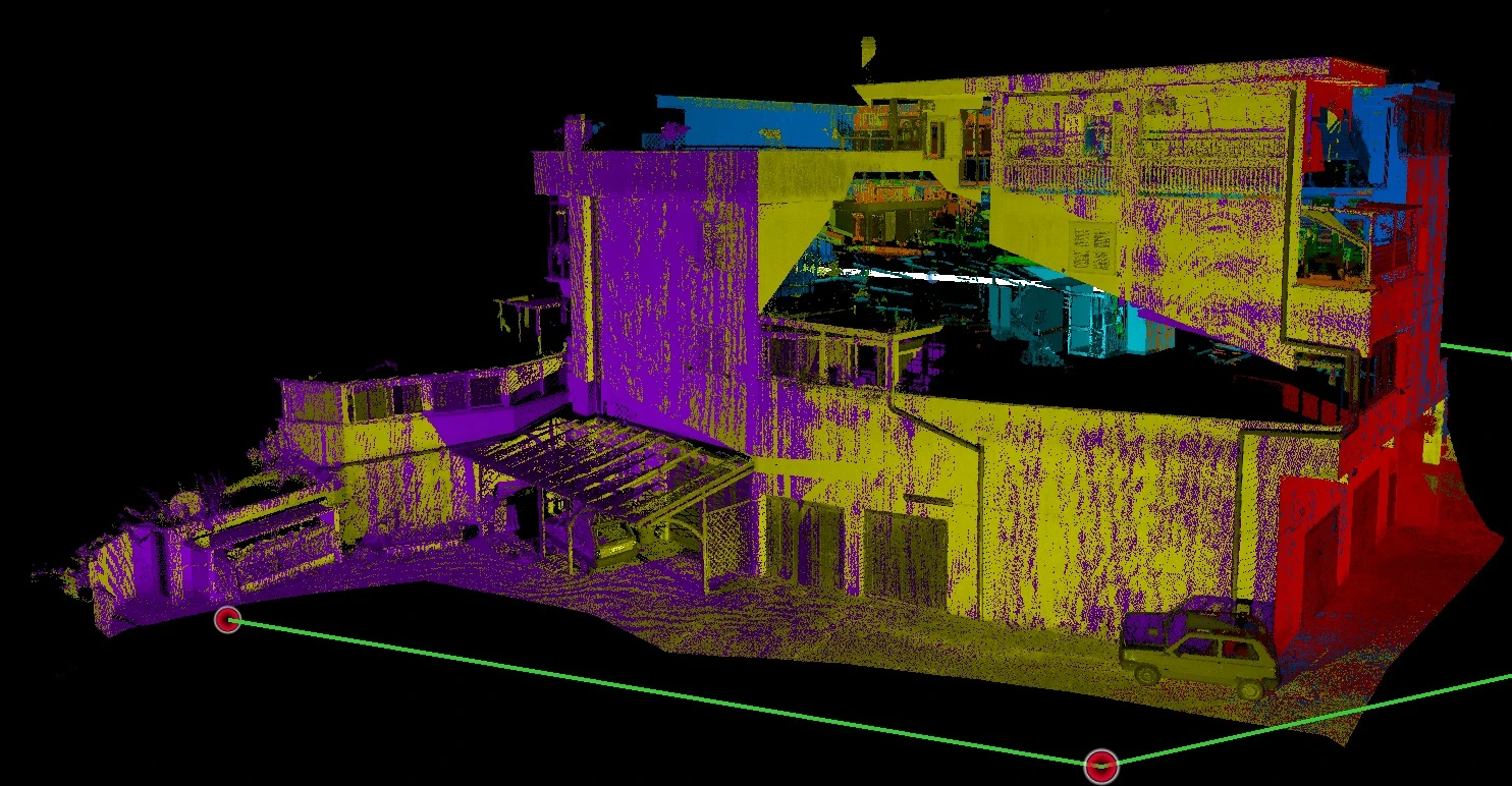 Nuvola di punti a colori di un edificio residenziale articolato su più livelli.